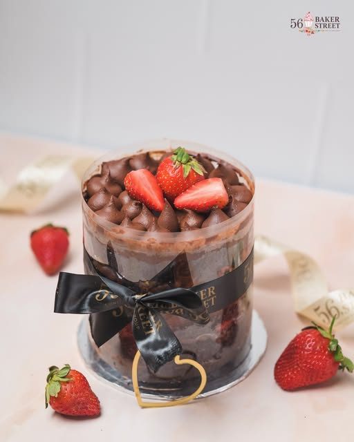 Chocolate tin cake with black bow
